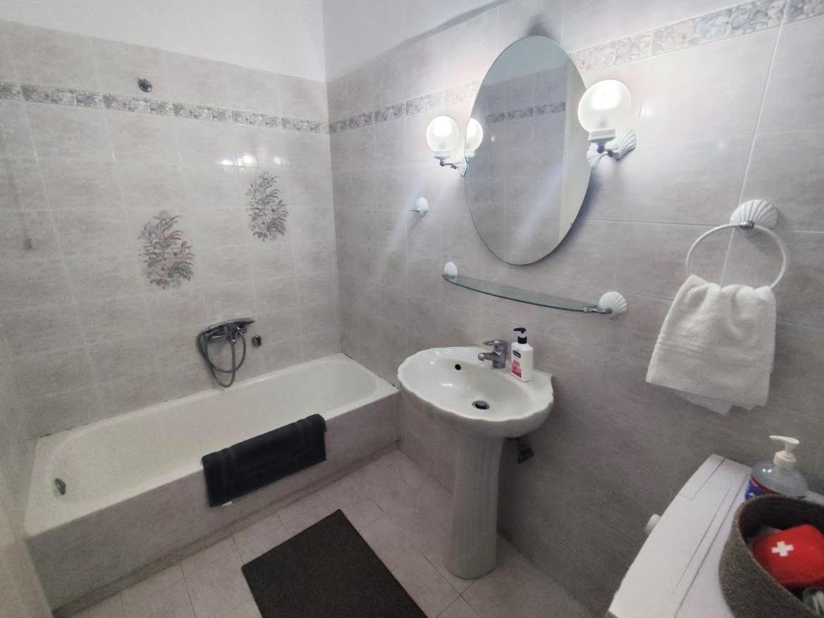 Mando Patrasso - Classical Apartment In The Center Of Patras With Free Parking Ngoại thất bức ảnh